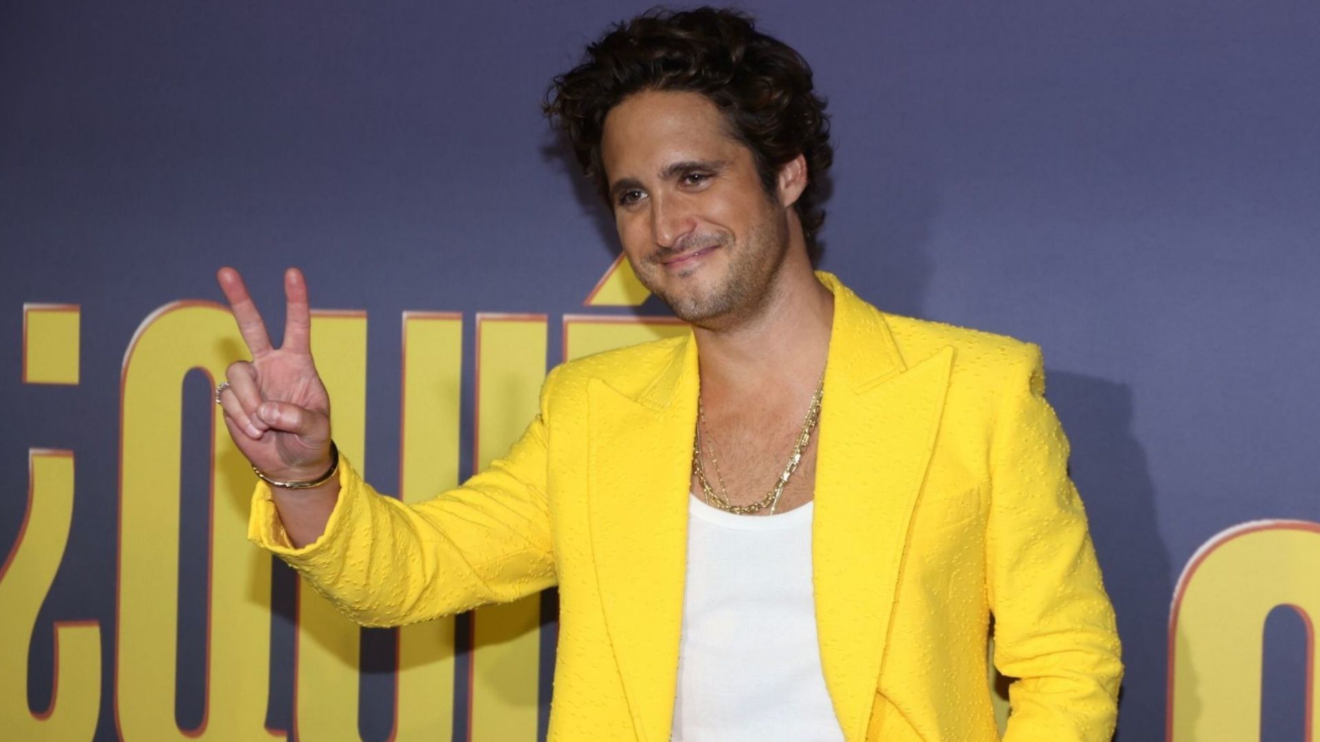 Diego Boneta sorprende en bar de CDMX