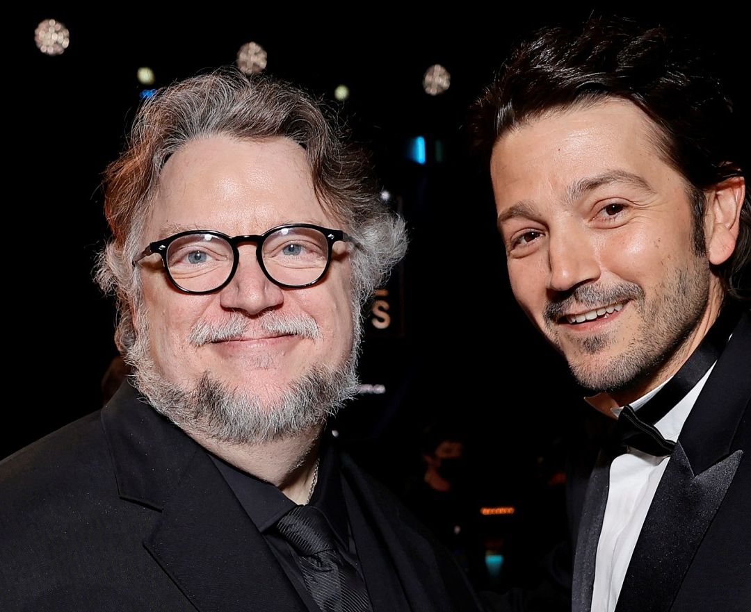Guillermo del Toro y Diego Luna en los Critics Choice Awards 2023