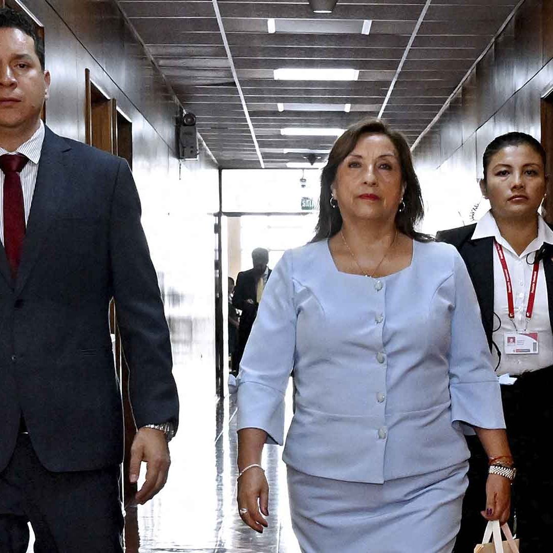La presidenta de Perú, Dina Boluarte, declaró ante la Fiscalía General por las muertes durante las manifestaciones antigubernamentales