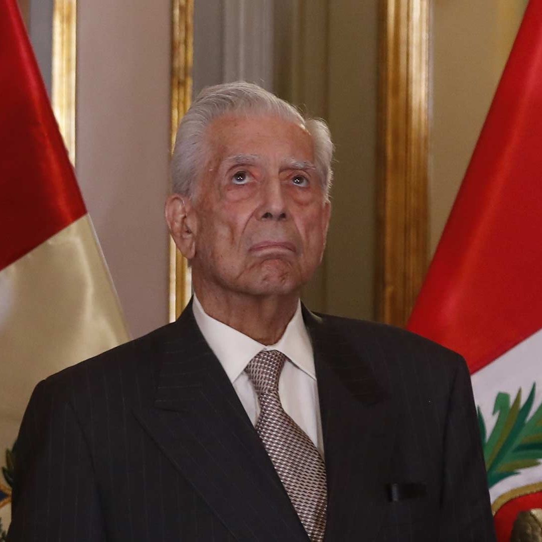Mario Vargas Llosa recibe el Gran Collar de la Orden del Sol en Perú