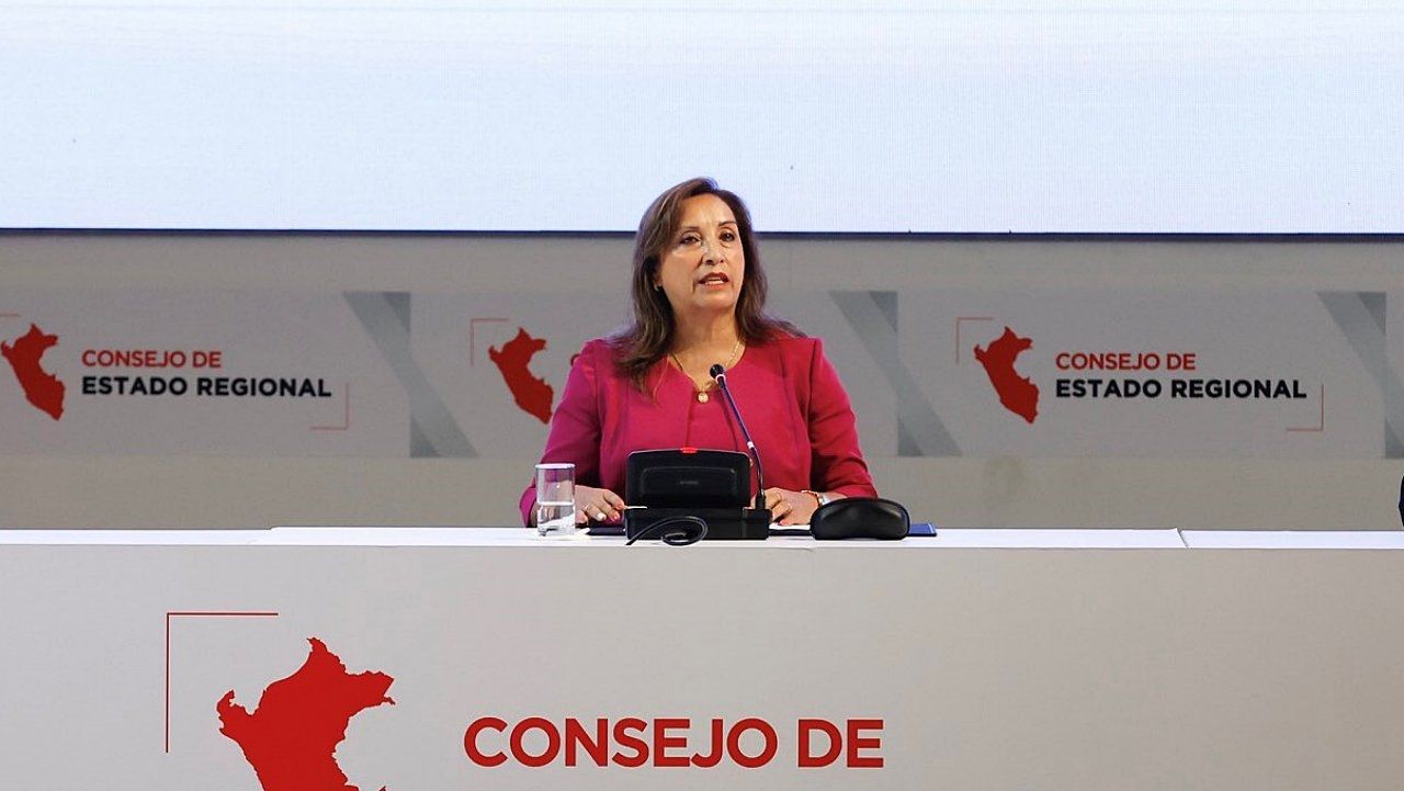 AMLO llama usurpadora a Dina Boluarte, quien le cuestionó si quería ser un dictador