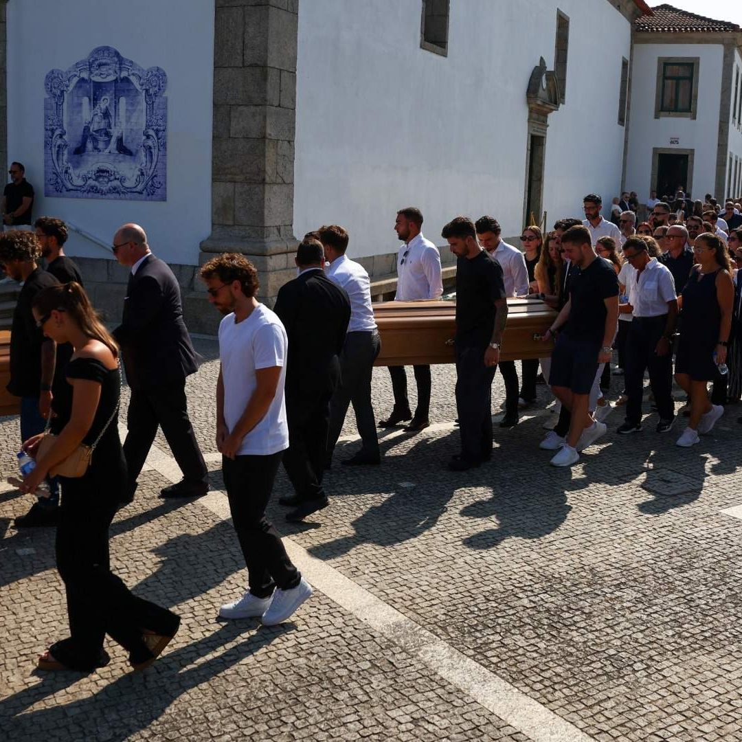 Familiares y Amigos Despiden a Diogo Jota y a André, en Gondomar, Portugal