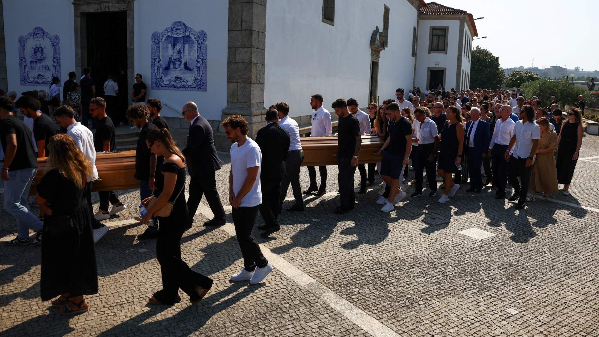 Familiares y Amigos Despiden a Diogo Jota y a André, en Gondomar, Portugal