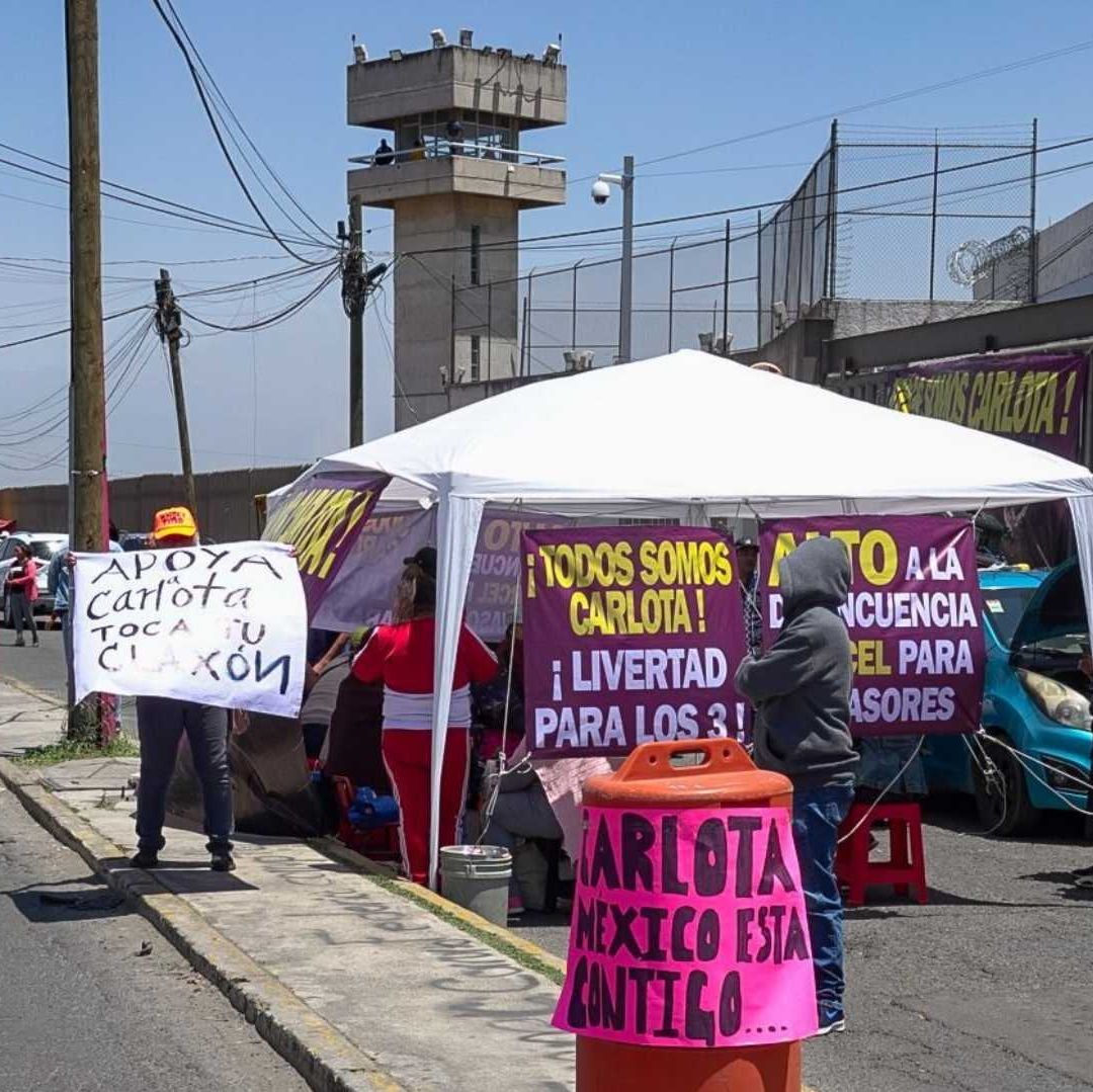 Personas muestran apoyo a doña Carlota afuera de penal en Chalco en abril 2025. Foto: Cuartoscuro | Archivo