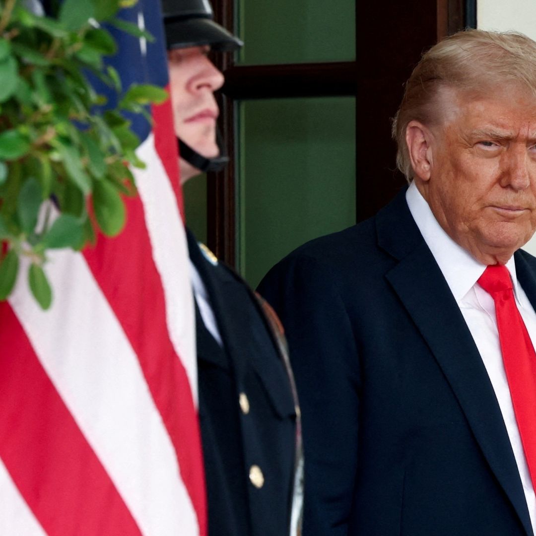 Donald Trump viste traje oscuro y corbata roja
