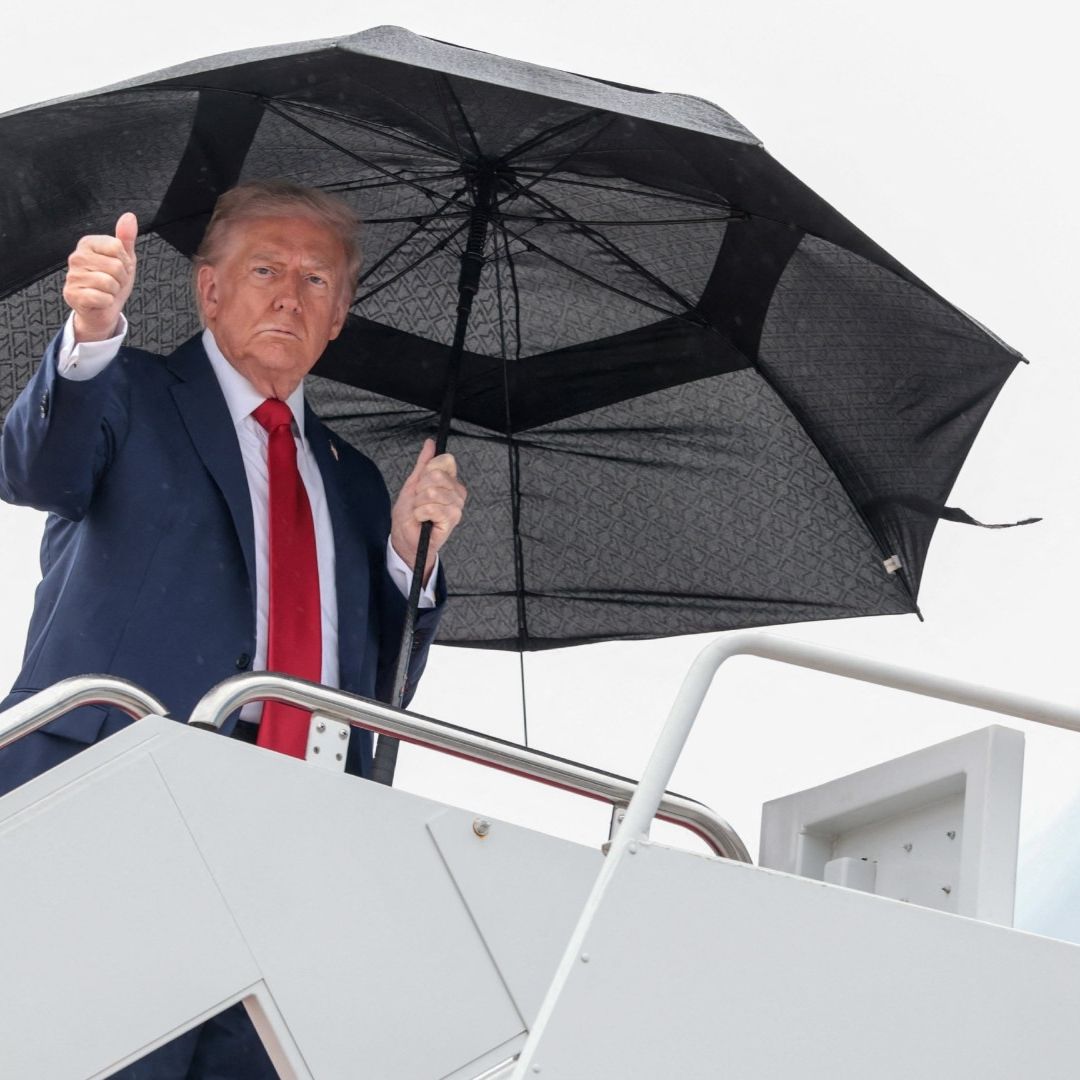 Donald Trump aluda a la cámara, al subir al Air Force One para viajar a Israel.