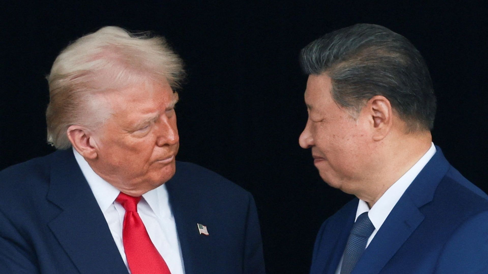 Dos hombres se miran fijamente.