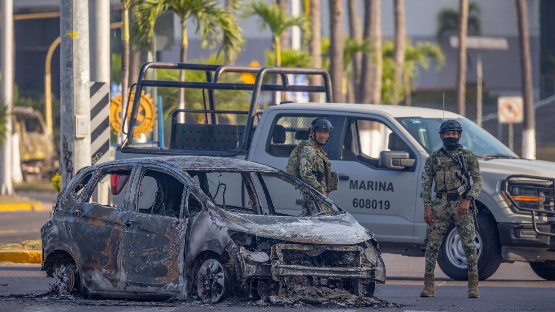 Vehículos incendiados en Puerto Vallarta, Jalisco.