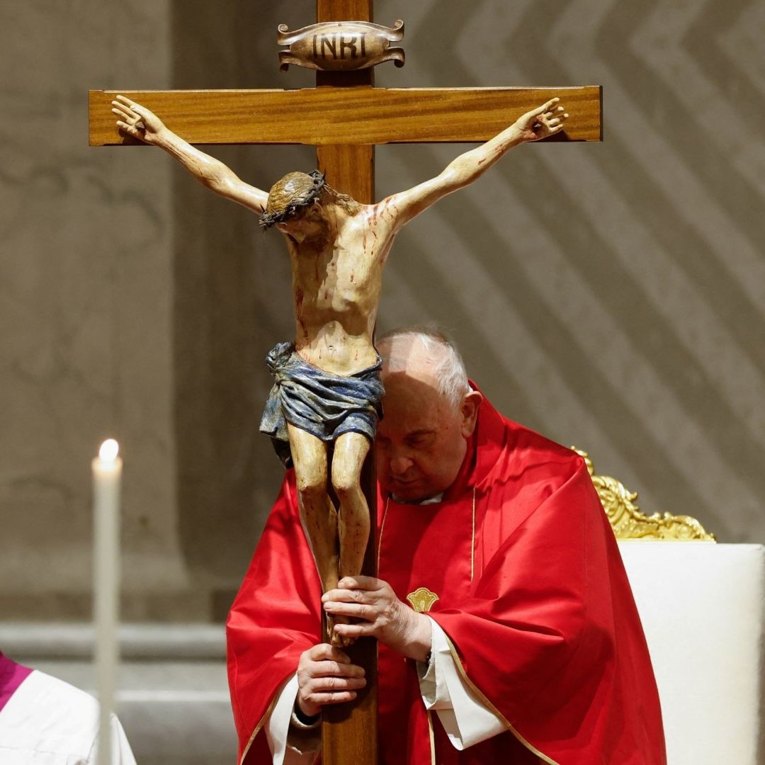 El papa Francisco preside el rito de la Pasión de Cristo en el Vaticano.