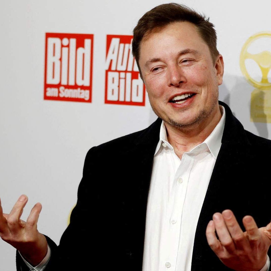 Elon Musk en un evento relacionado con automóviles al ser dueño de la empresa Tesla
