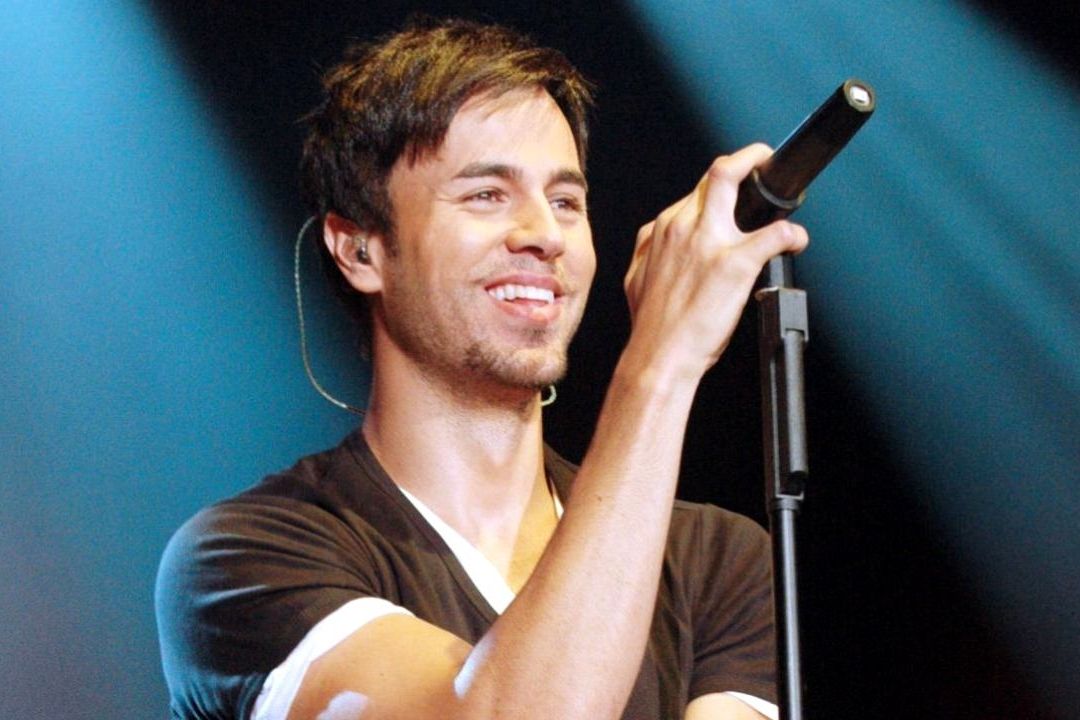 Enrique Iglesias No Estará en Festival Emblema, Tiene Neumonía
