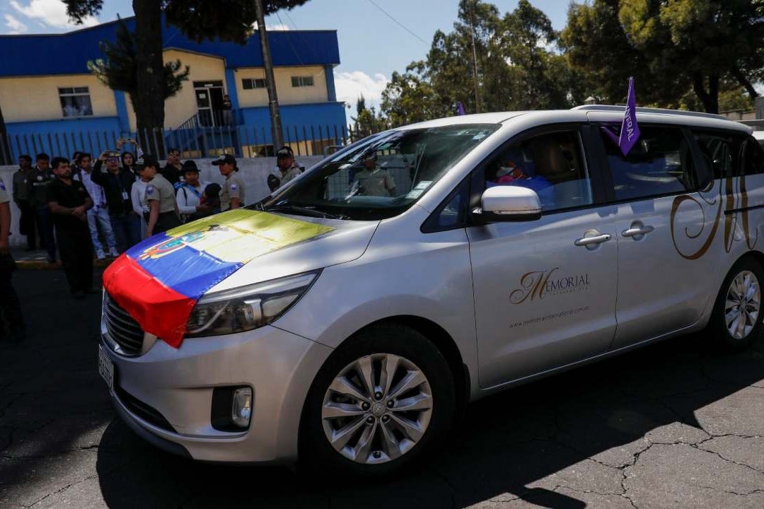 El cuerpo del ex candidato a la presidencia de Ecuador, Fernando Villavicencio, fue trasladado a una funeraria en Quito donde será velado