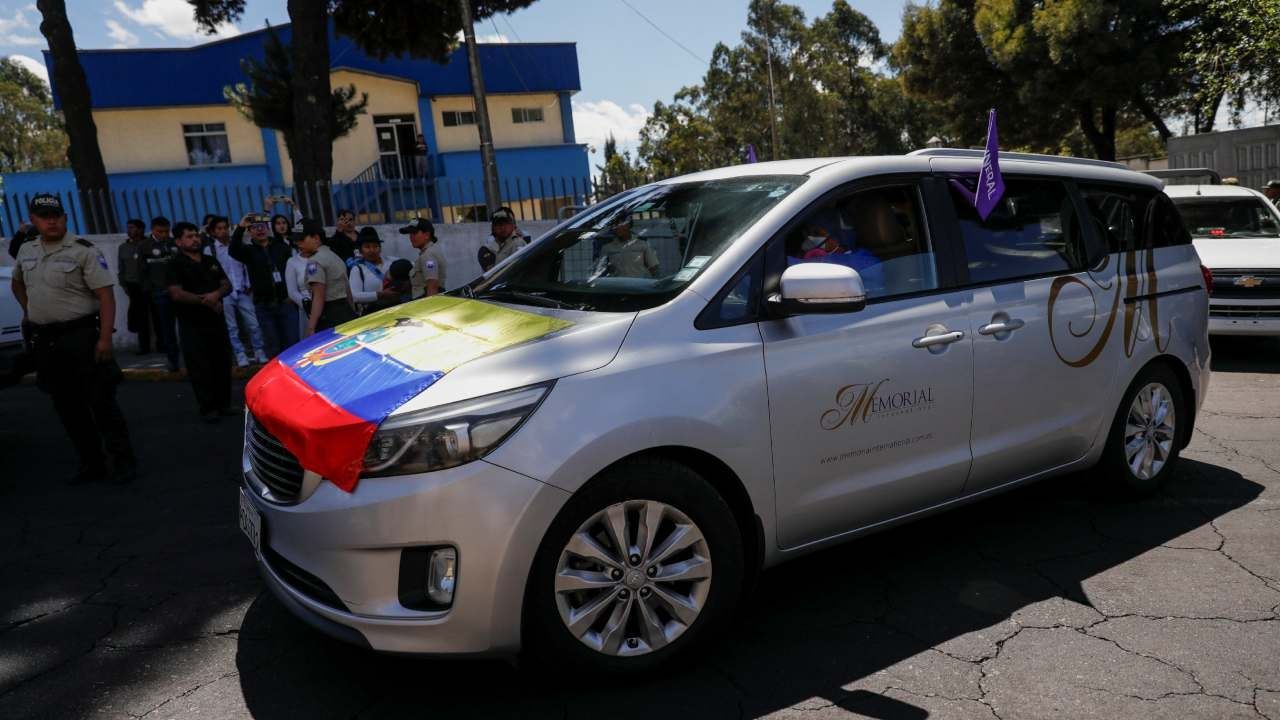 El cuerpo del ex candidato a la presidencia de Ecuador, Fernando Villavicencio, fue trasladado a una funeraria en Quito donde será velado