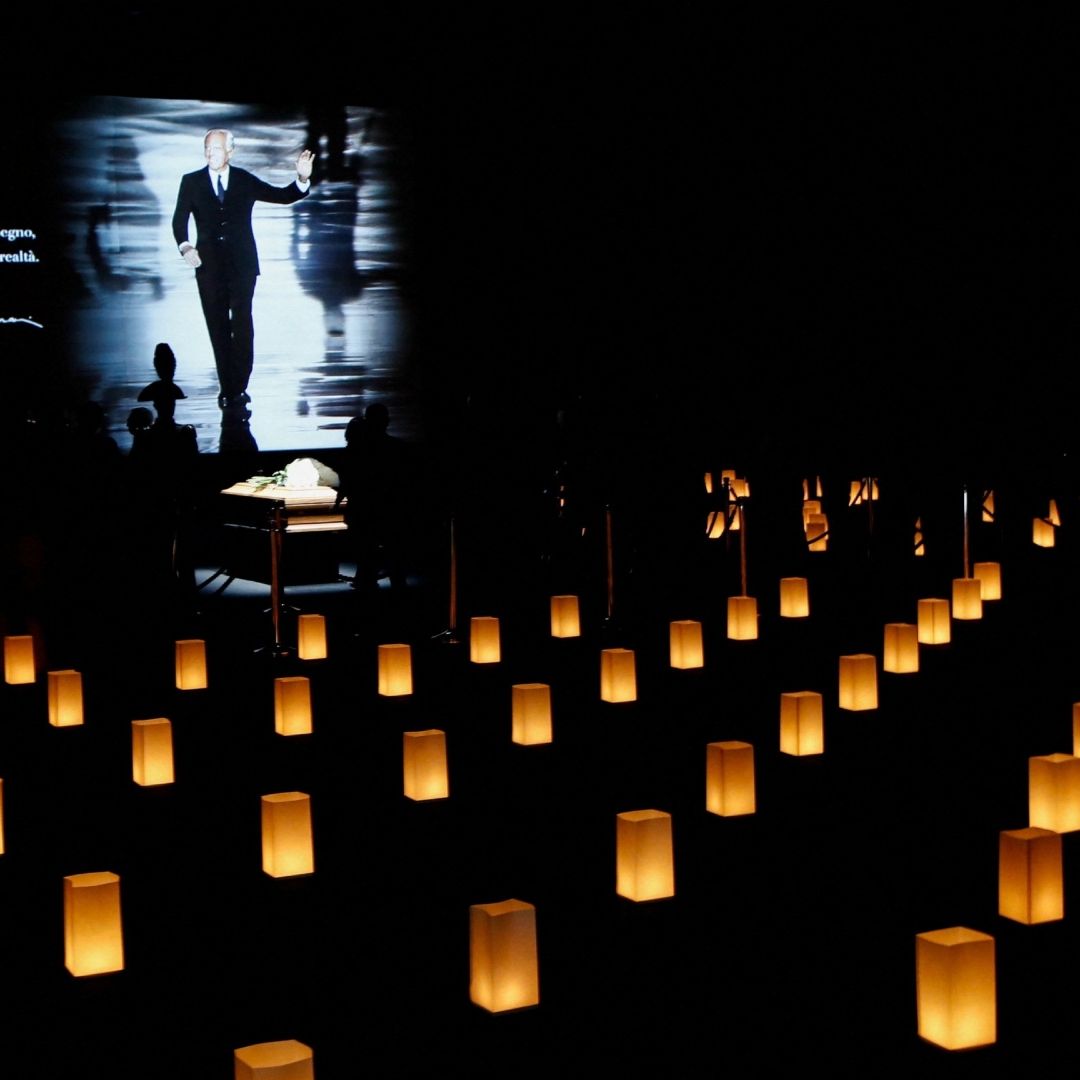 Entre Velas y Flores, Dan en Milán Último Adiós a Giorgio Armani, el 'Rey' de la Moda