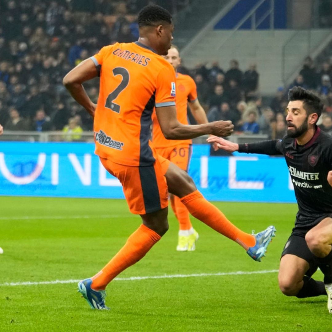 Un error de Ochoa derivó en el gol de Dumfries, el tercero del Inter. Foto: AP