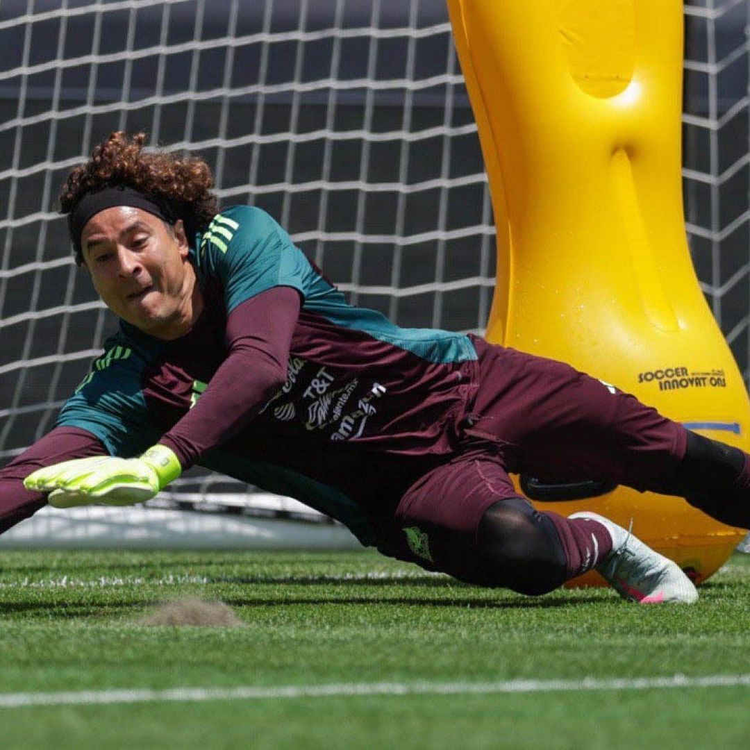 Guillermo Ochoa detiene balón