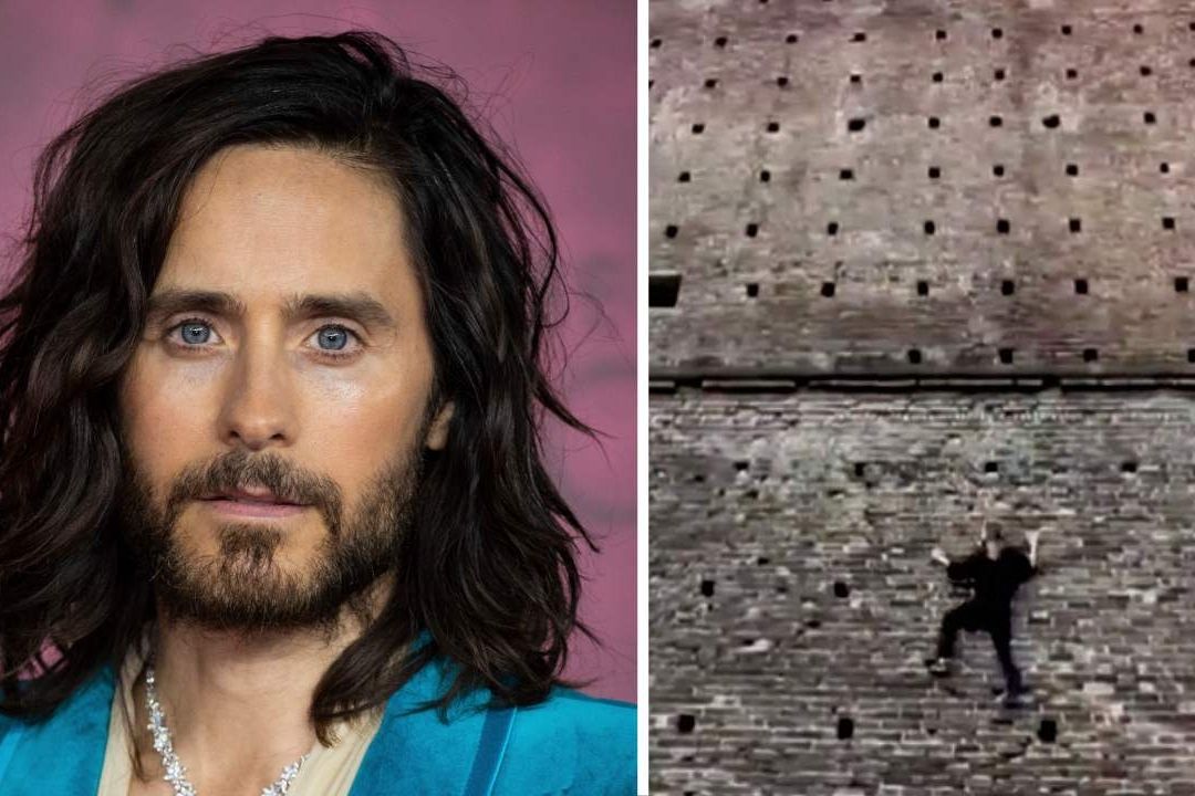 El actor Jared Leto escaló el muro del castillo medieval Sforzesco de Milán como parte de la promoción del nuevo álbum de su banda Thirty Seconds To Mars