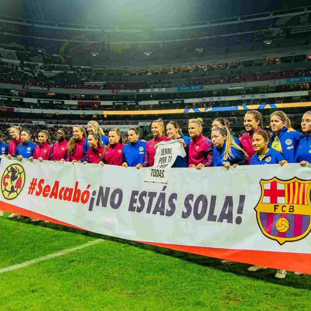 Sobre el césped del Azteca, jugadoras del América y el Barcelona mandaron contundente mensaje
