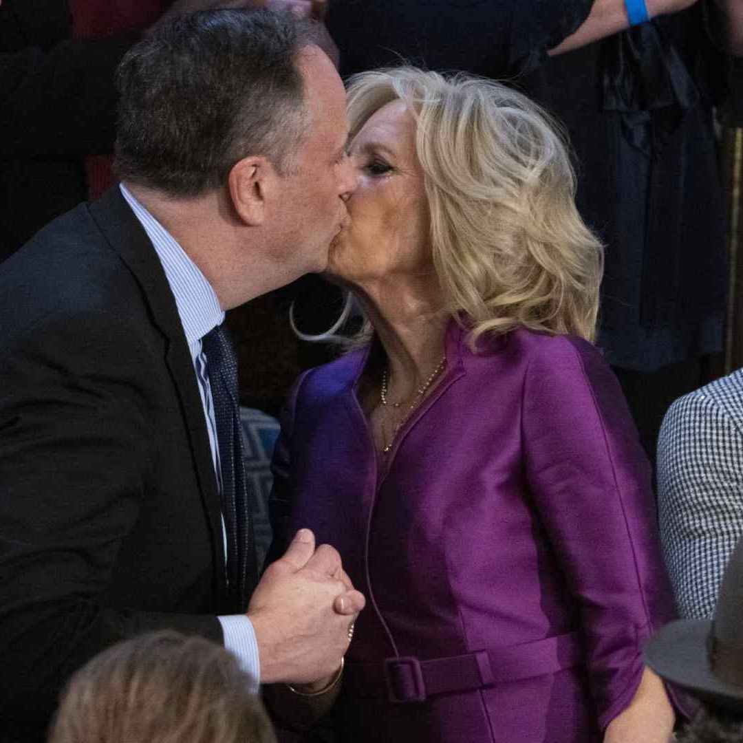Jill Biden besa al esposo de Kamala Harris