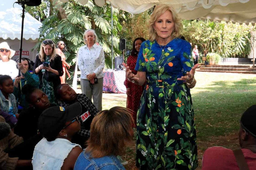 Jill Biden habla sobre sexo seguro con jóvenes en Kenia