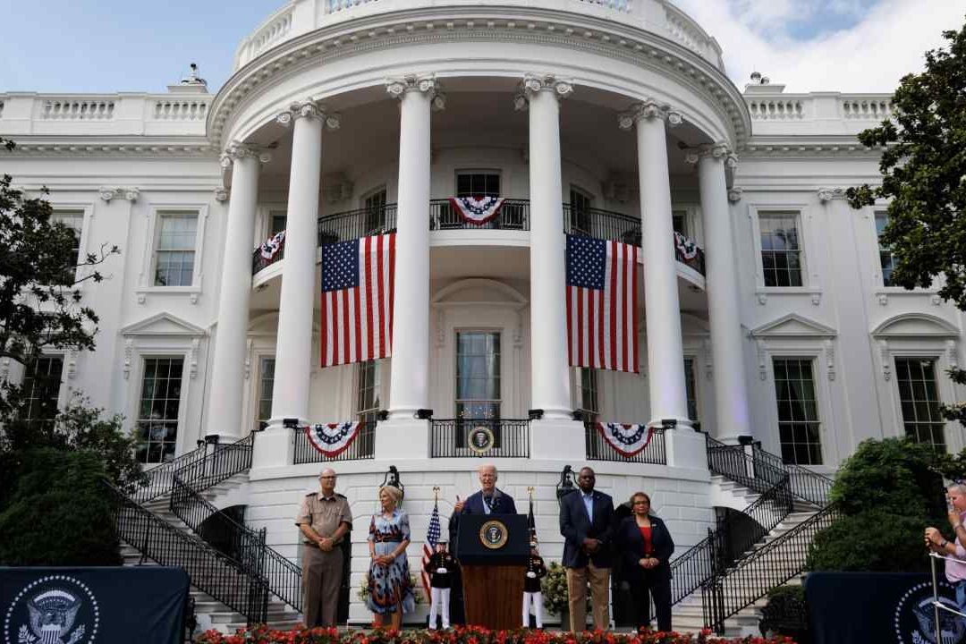 El presidente de Estados Unidos, Joe Biden, habla durante un evento del 4 de julio en el jardín sur de la Casa Blanca