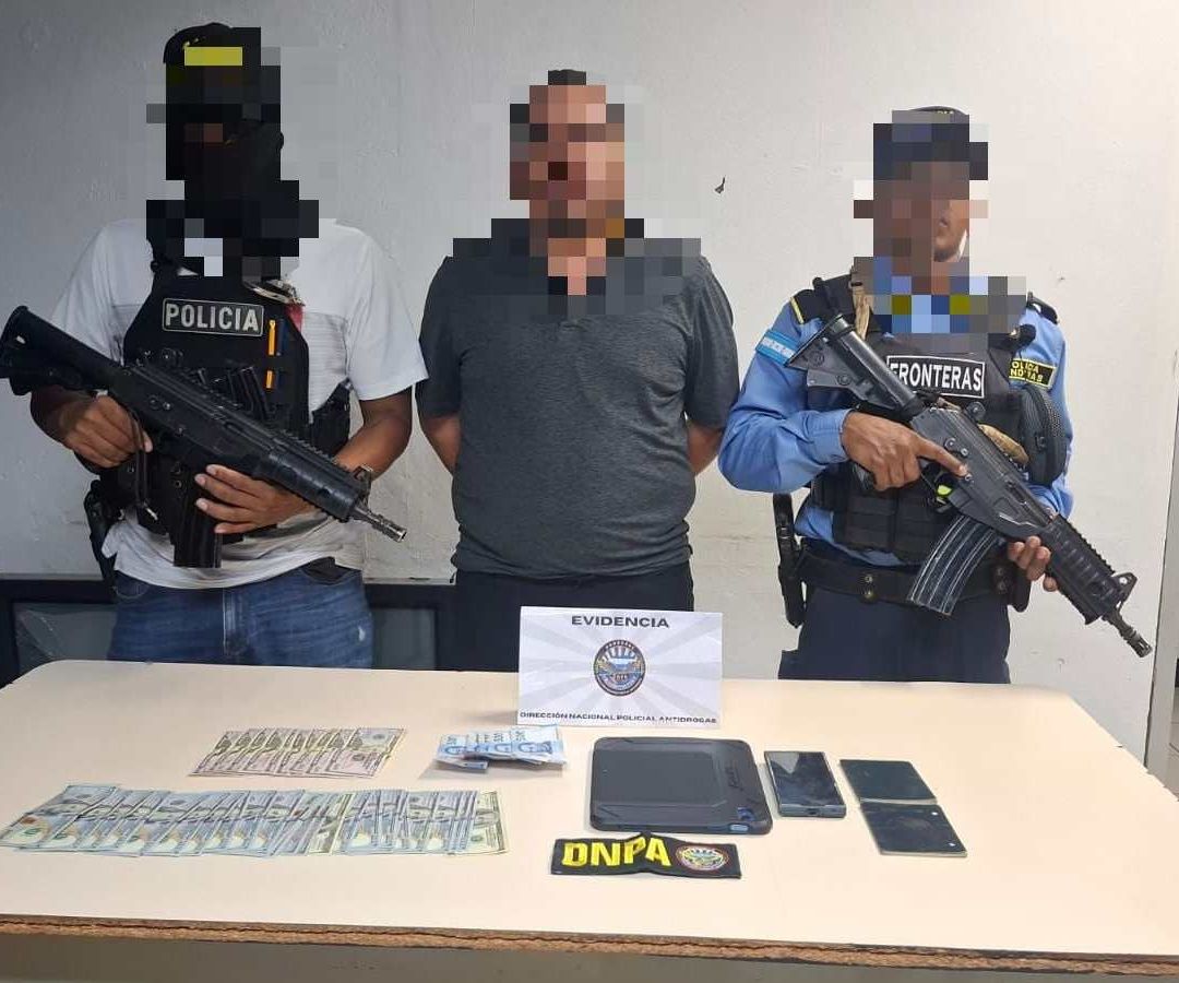 Detienen a Piloto Privado del Cantante Julión Álvarez. Foto: @DNPA_Honduras