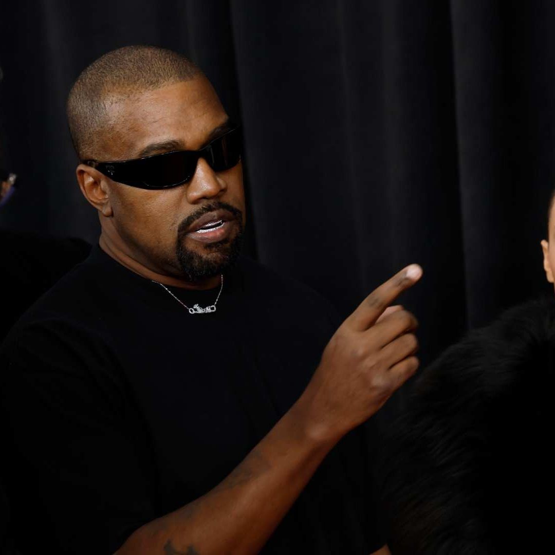 Kanye West Publica un Anuncio en el Periódico para Disculparse por Comentarios Ofensivos