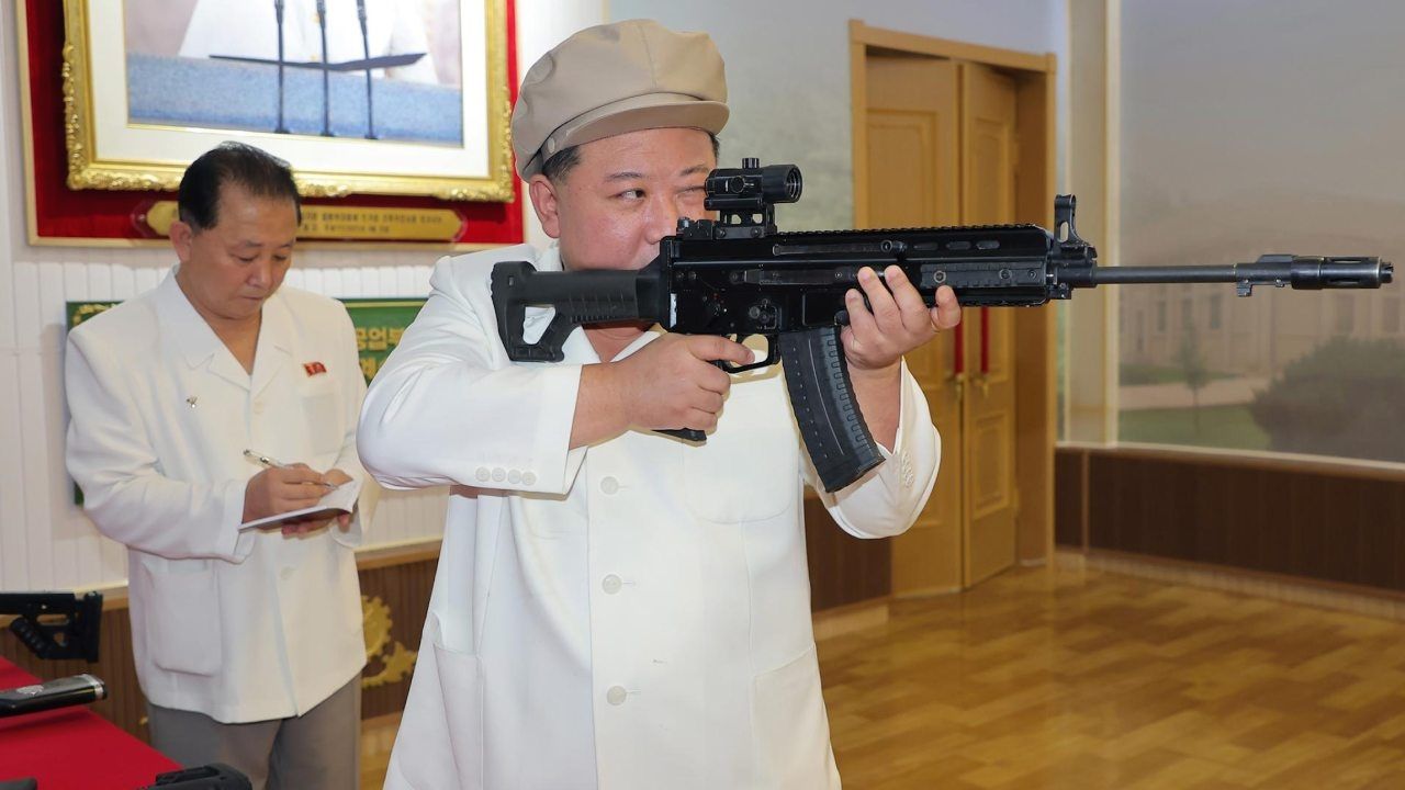 Kim Jong Un Inspecciona Importantes Fábricas de Armas de Corea del Norte