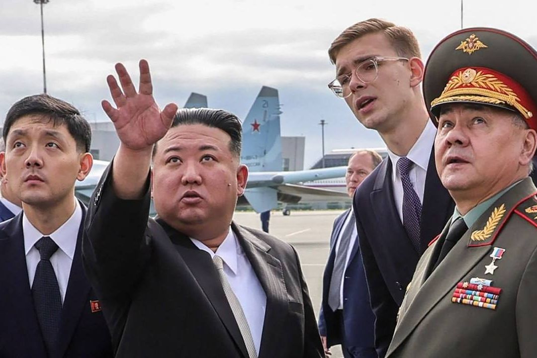 Kim Jong pasa revista a bombarderos en visita a Rusia