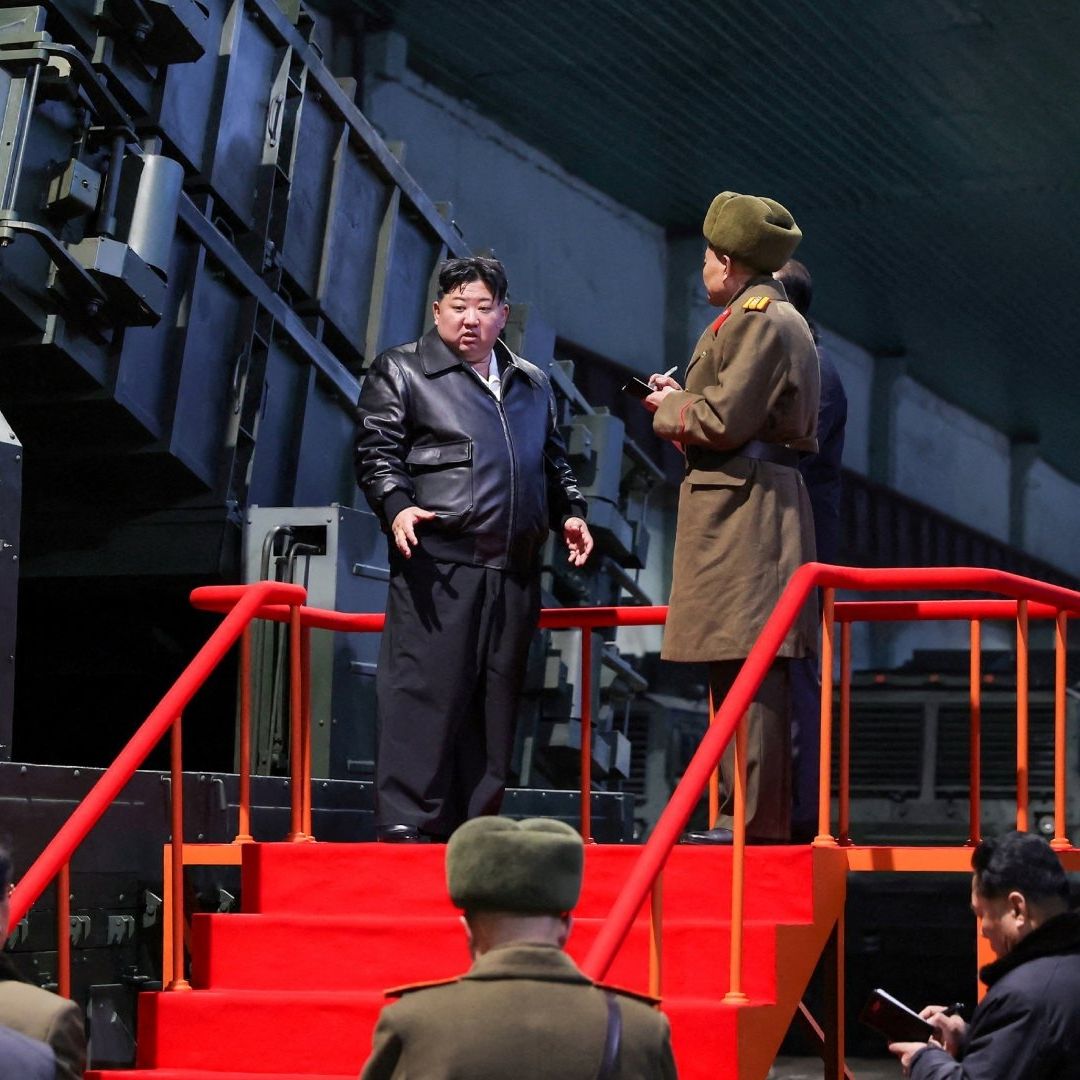 El líder norcoreano Kim Jong Un visita una fábrica de municiones en un lugar no revelado