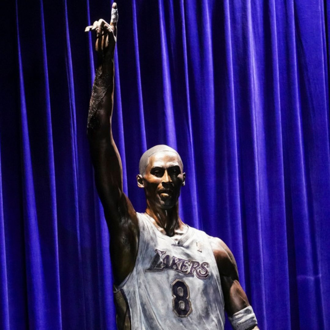 Esta es la primera de tres estatuas de Kobe Bryant que serán develadas a las afueras de la arena de los Lakers. Foto: AP