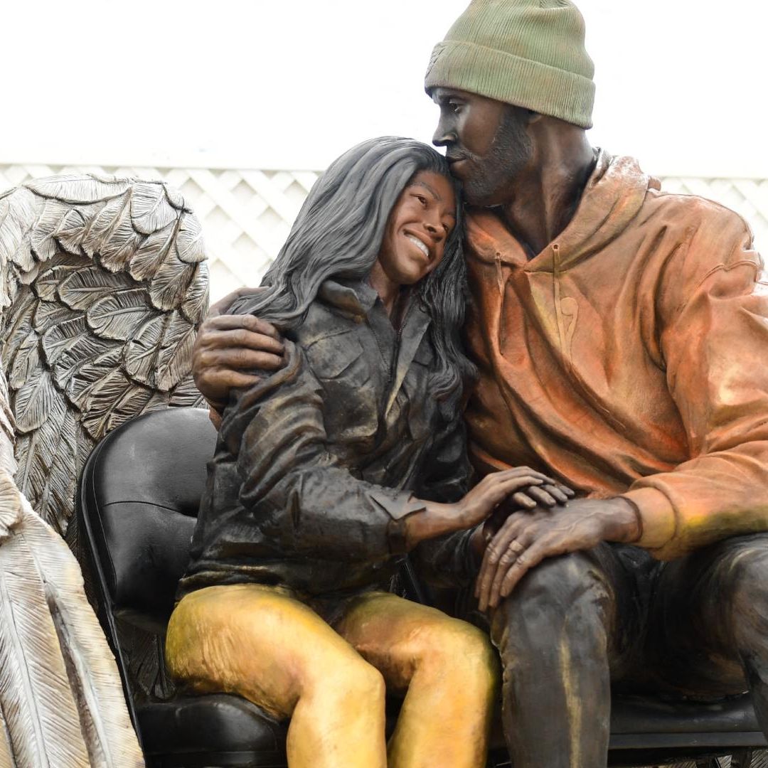 La estatua muestra a Kobe Bryant besando en la frente a Gigi. Foto AFP