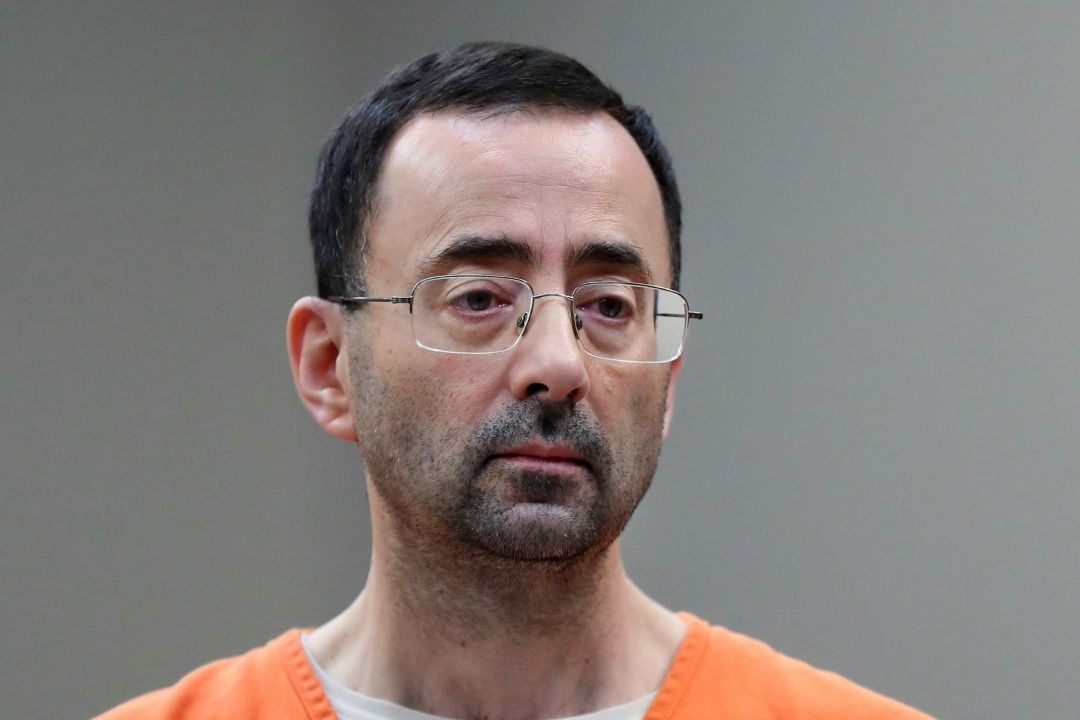 El médico deportivo Larry Nassar es apuñalado en cárcel de Florida