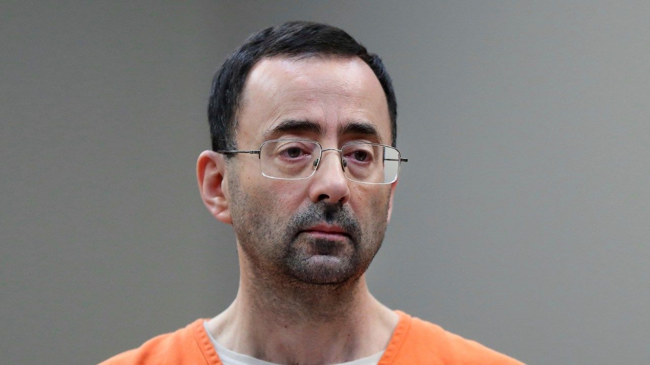 El médico deportivo Larry Nassar es apuñalado en cárcel de Florida