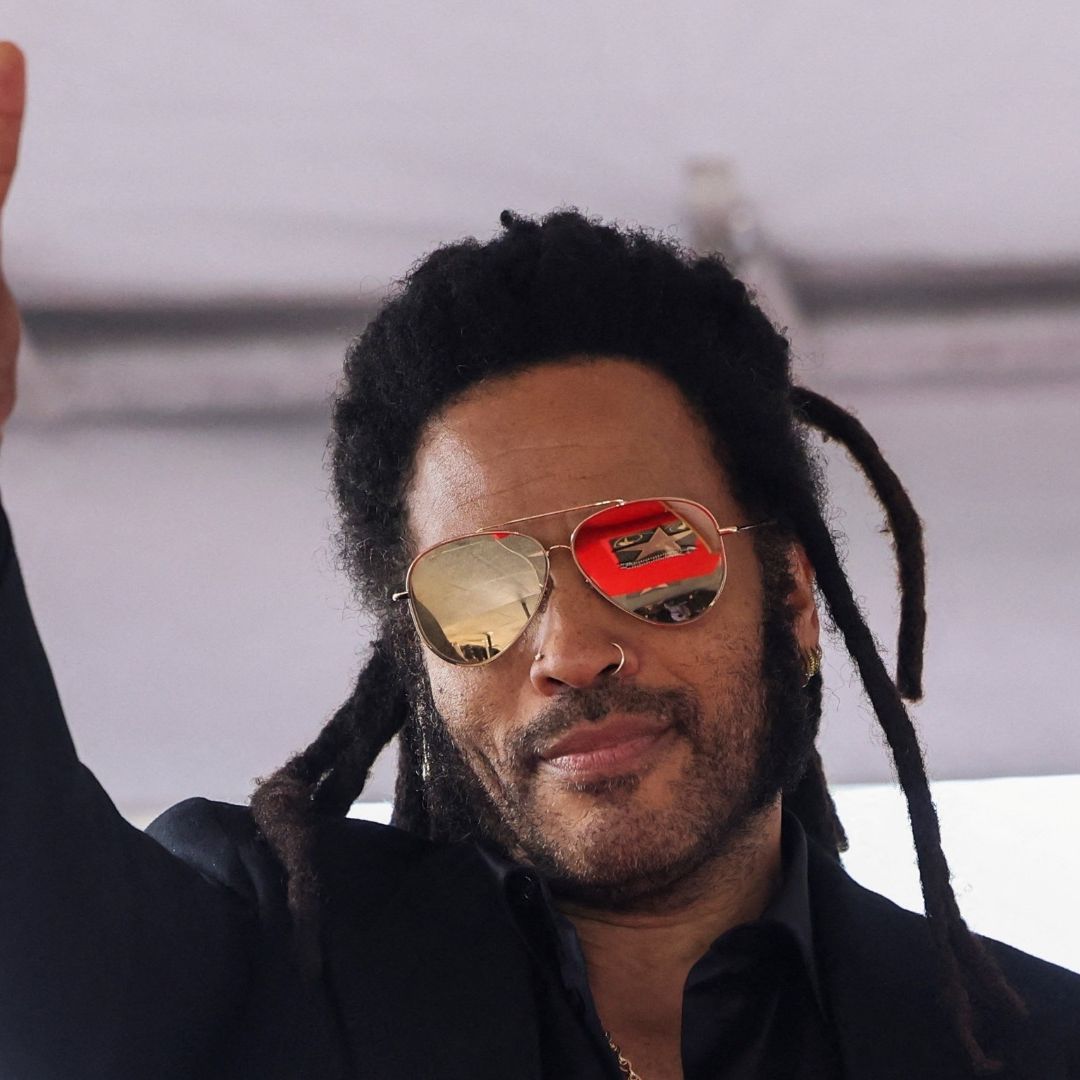 Lenny Kravitz visita puesto callejero en la CDMX