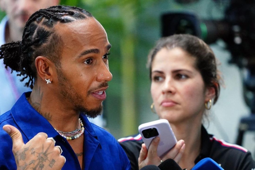Hamilton suele correr llevando la bandera arcoíris en su casco, específicamente si la Fórmula 1 lleva a cabo sus carreras en países con leyes restrictivas hacia comunidad LGTBQ