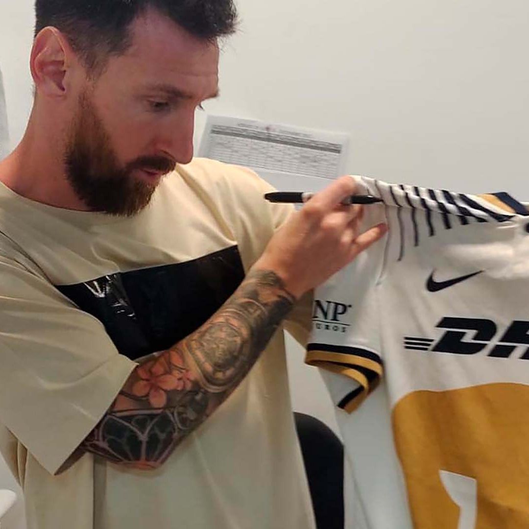 Lionel Messi recibe playera de los Pumas