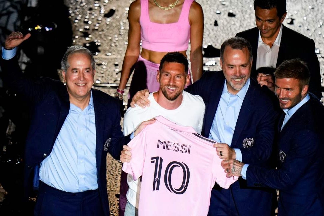 La afición gritó, coreó el nombre de su ídolo y llenó las gradas del color rosa