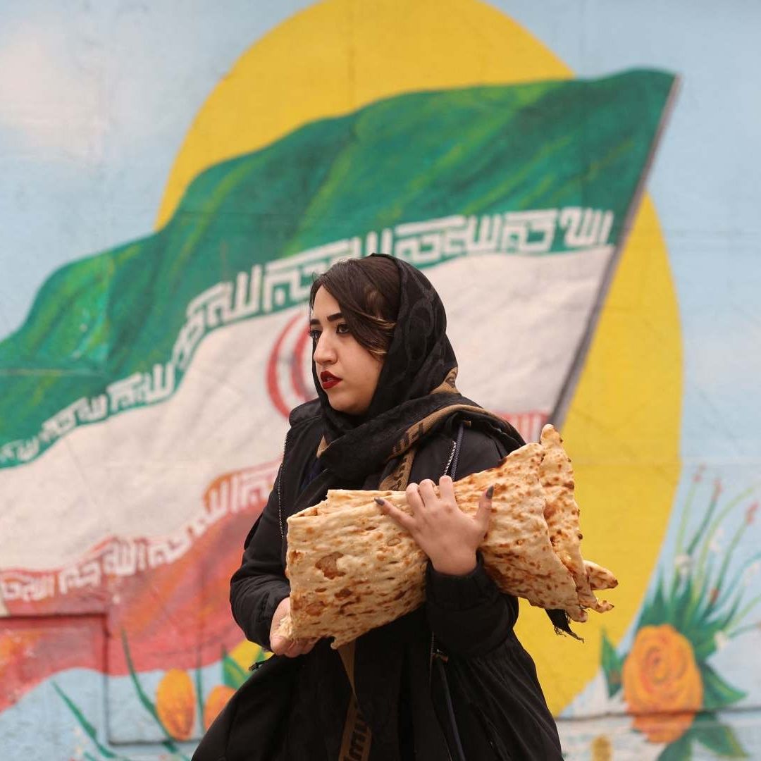 Una mujer iraní camina después de manifestarse en favor de la libertad