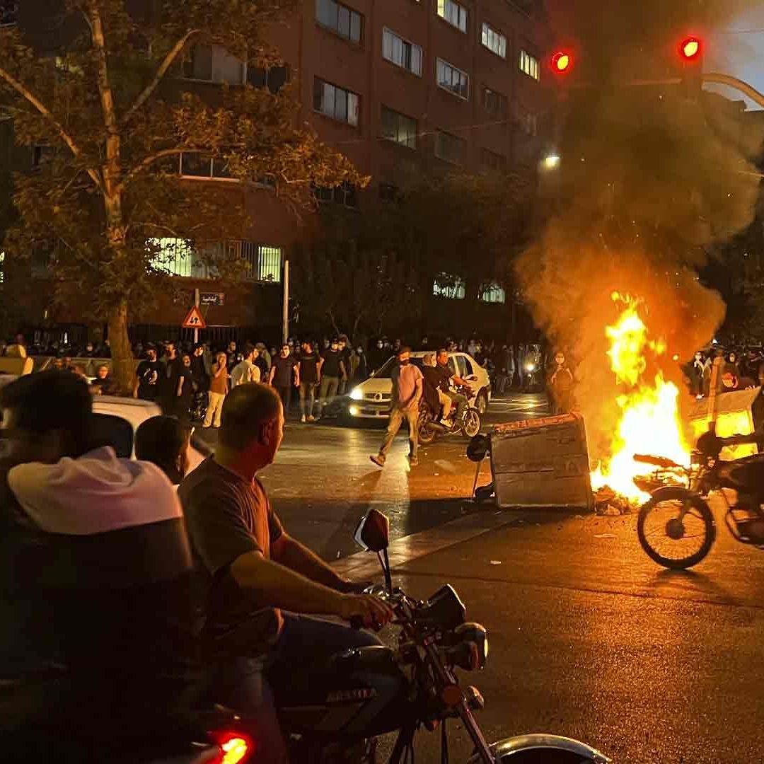 Irán condenó a muerte a otro detenido relacionado con las protestas tras la muerte de la joven Mahsa Amini