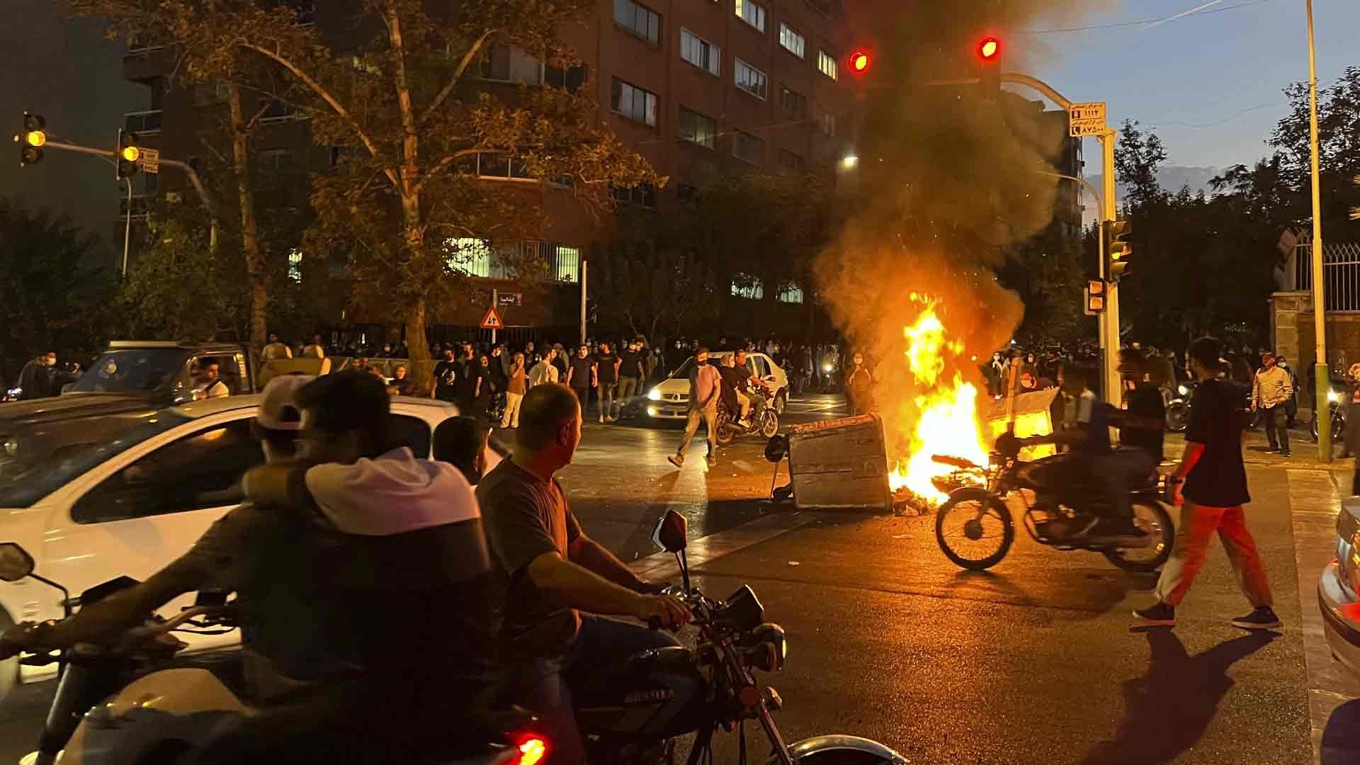 Irán condenó a muerte a otro detenido relacionado con las protestas tras la muerte de la joven Mahsa Amini