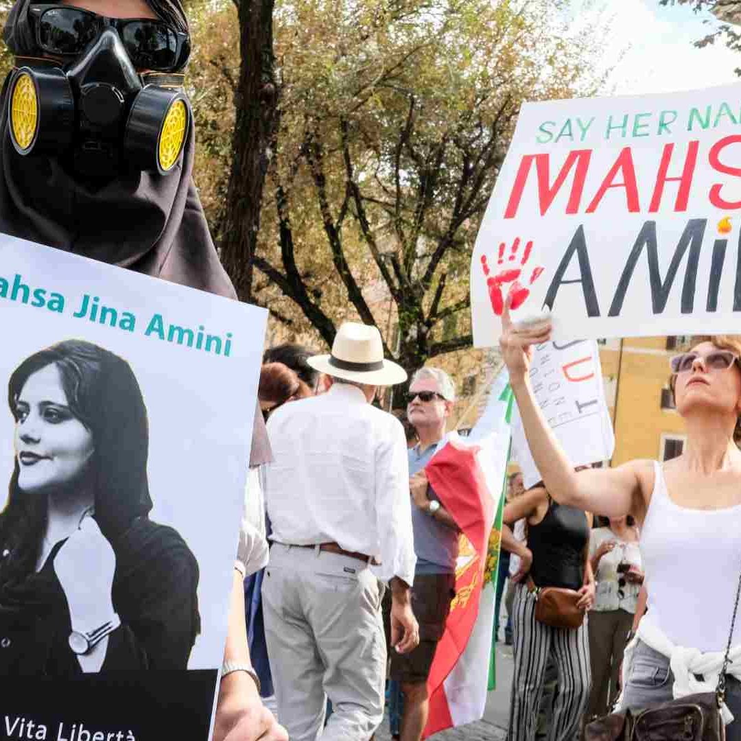 Manifestantes marchan en el primer aniversario de la muerte de Mahsa Amini