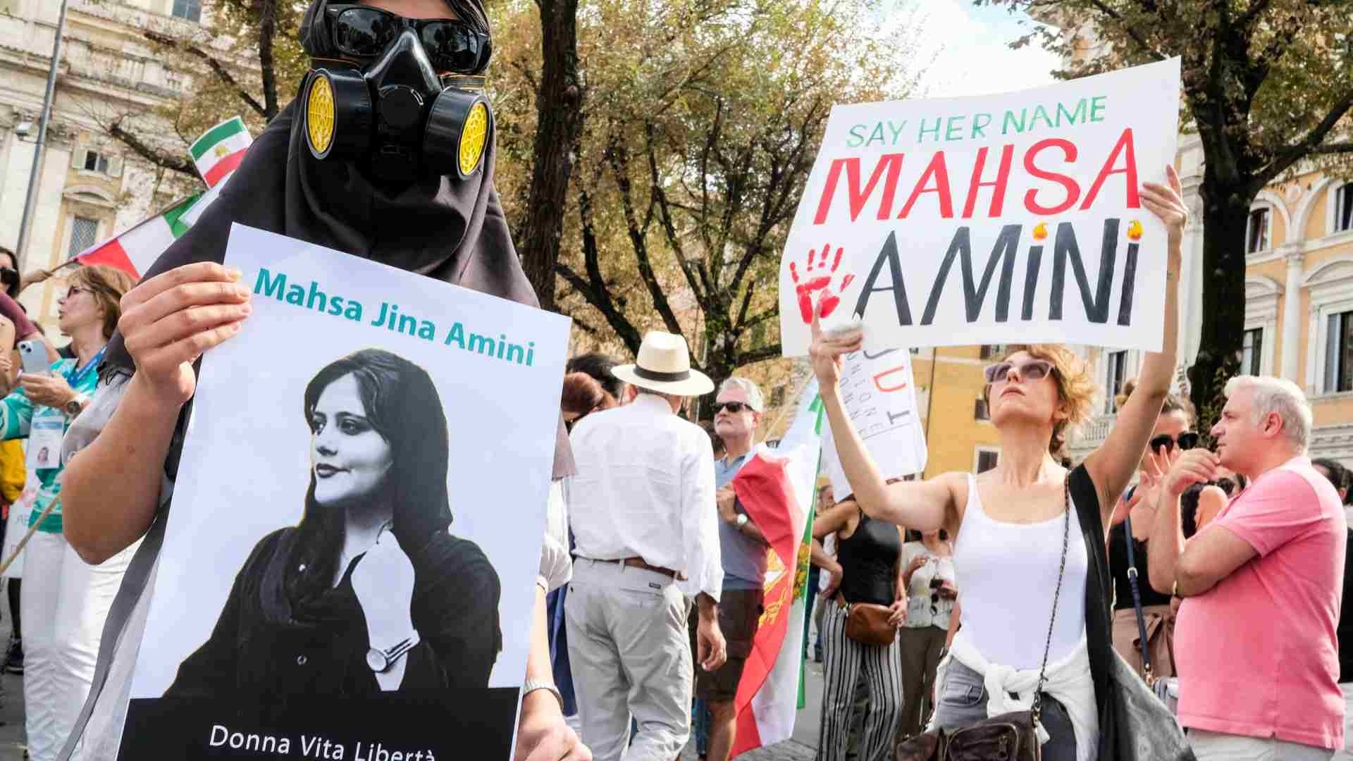 Manifestantes marchan en el primer aniversario de la muerte de Mahsa Amini