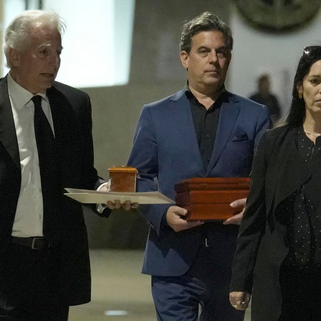 Álvaro, Gonzalo y Morgana, hijos del escritor fallecido, recibieron dos urnas con las cenizas de Mario Vargas Llosa. Foto: EFE