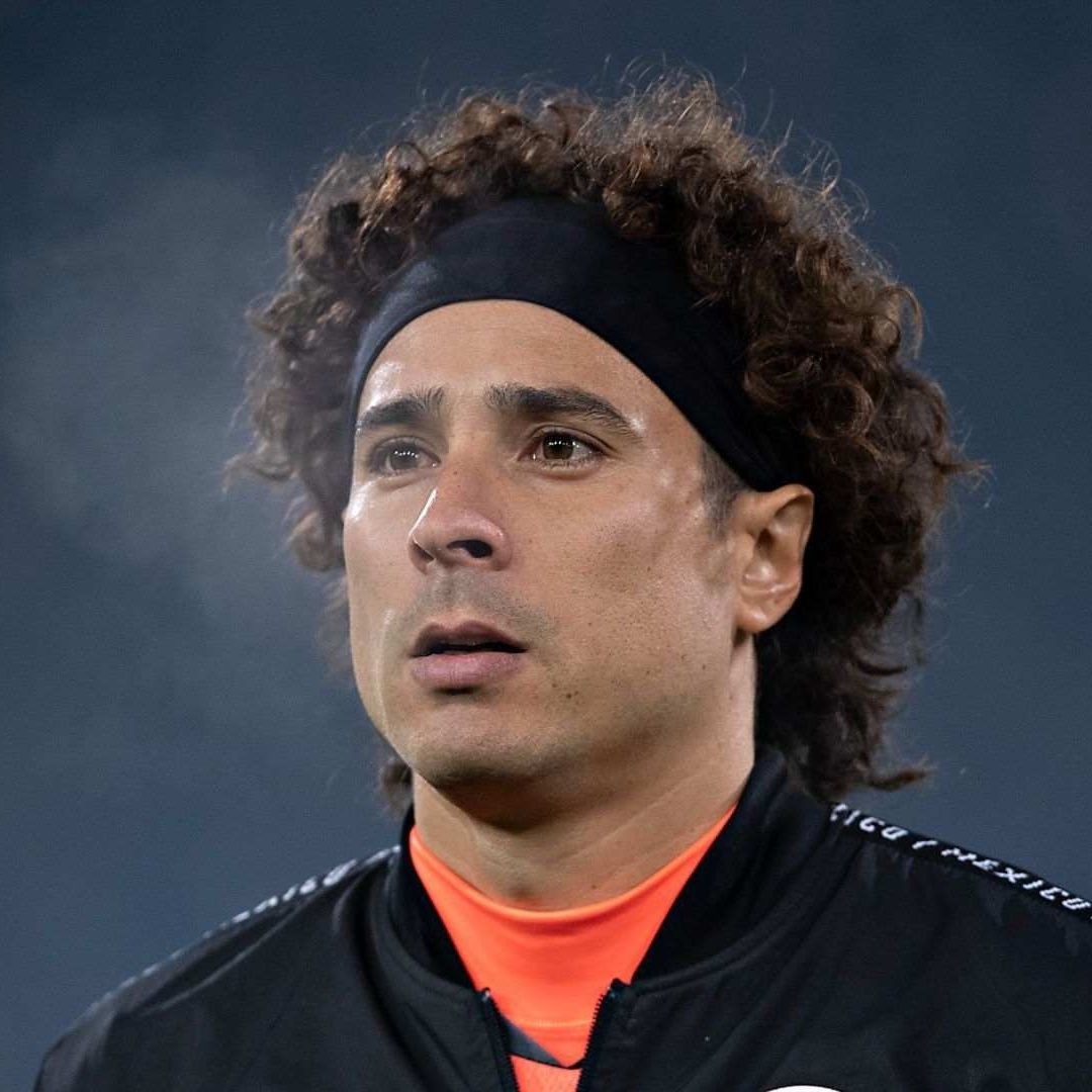 El portero mexicano, Guillermo Ochoa, firmó con la Salernitana de la Serie A
