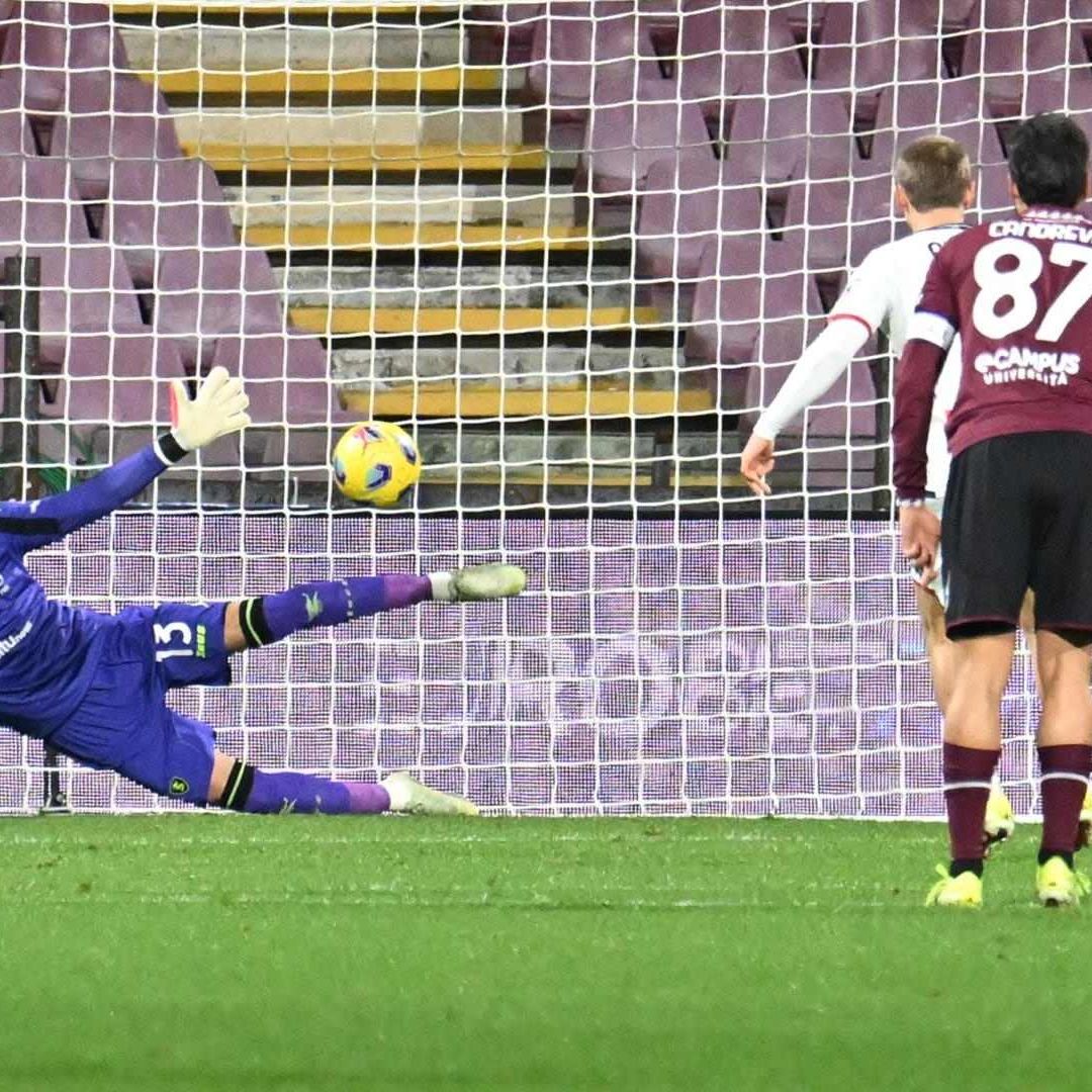 Ochoa no pudo hacer nada para detener el penal de Albert Gudmundsson. Foto: EFE