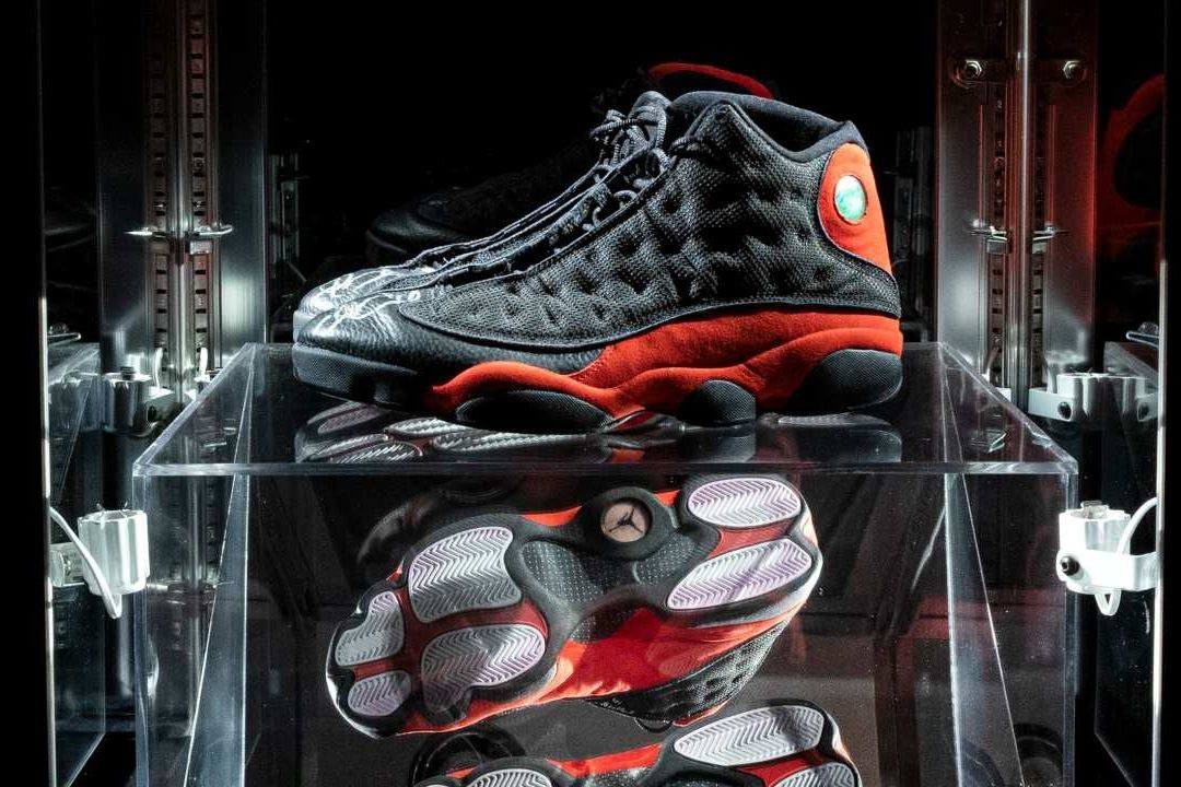 Los tenis Air Jordan 13, usados por Michael Jordan en la final de la NBA 1998, subastados en 2.2 millones de dólares