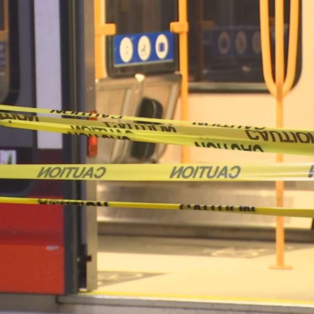 Autoridades acordonan andén del tren ligero después que un hombre le arrancó a mordidas una oreja a otro