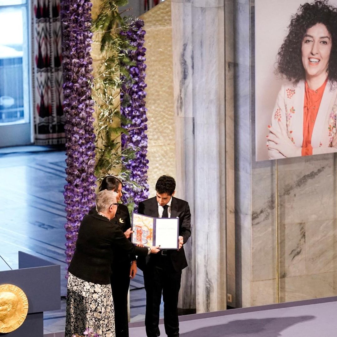 Hijos de Narges Mohammadi recogen Premio Nobel de la Paz de su madre