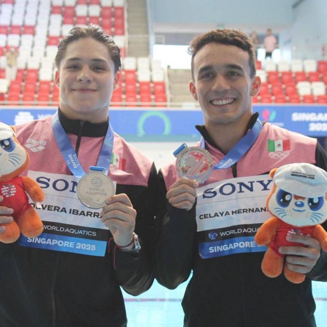 Osmar Olvera y Juan Celaya con su medalla de plata en Mundial de Clavados Singapur 2025